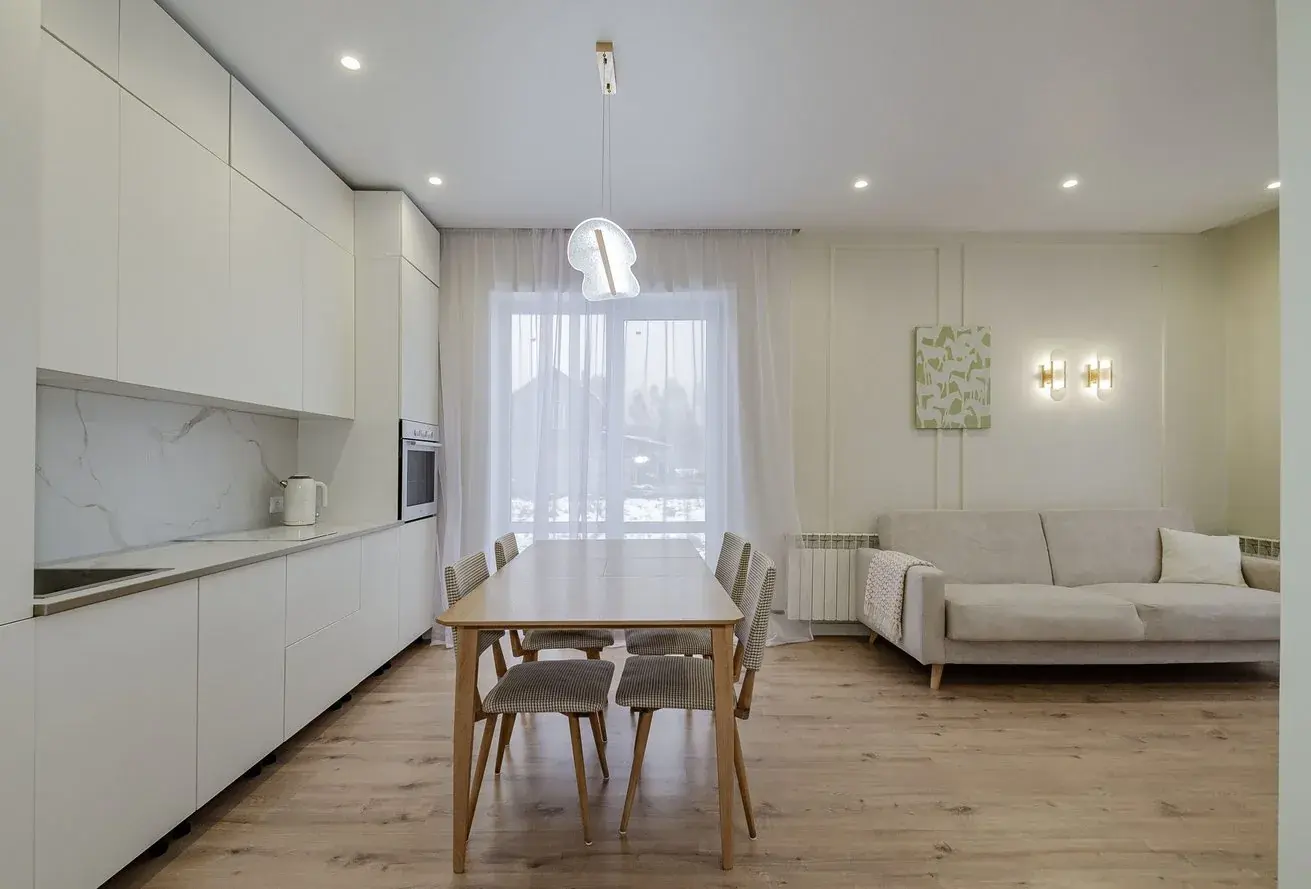 Светлая кухня-гостиная в доме 80 м² после ремонта