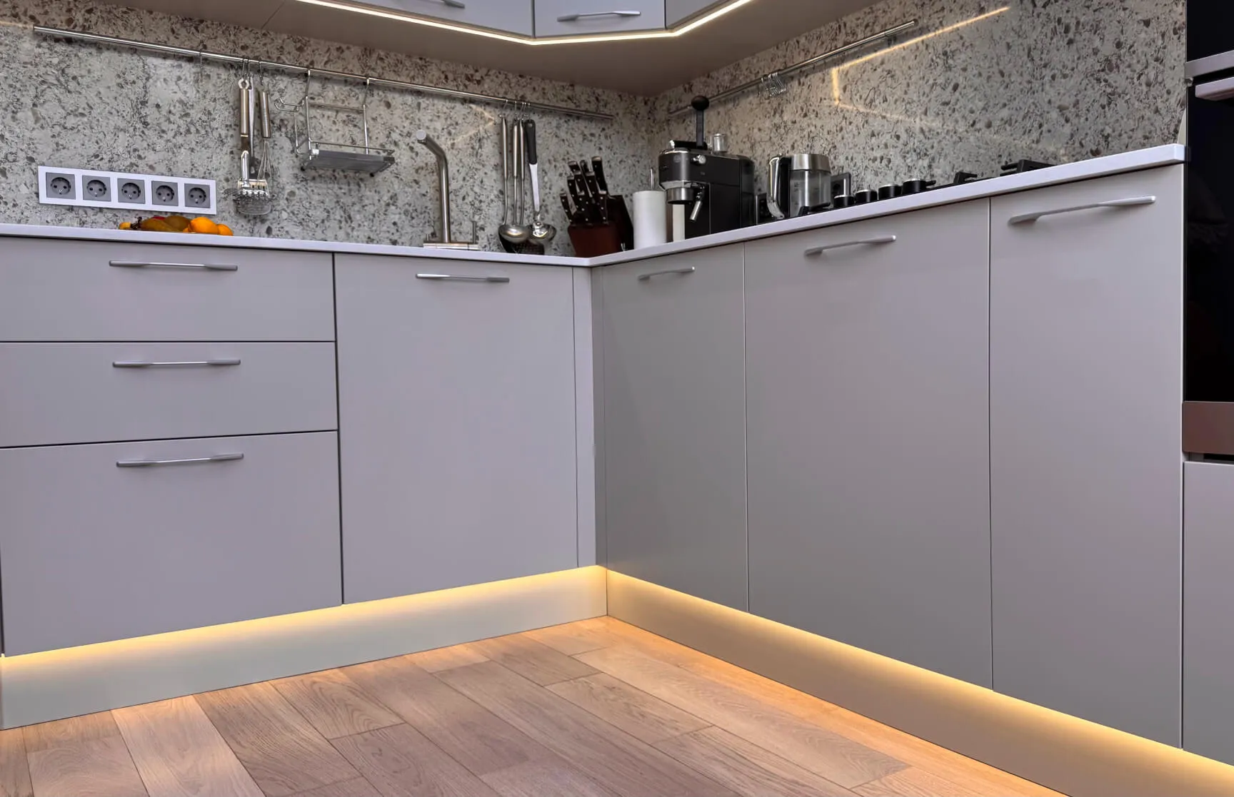 Современная кухня в цвете Серый Кашемир фото 2