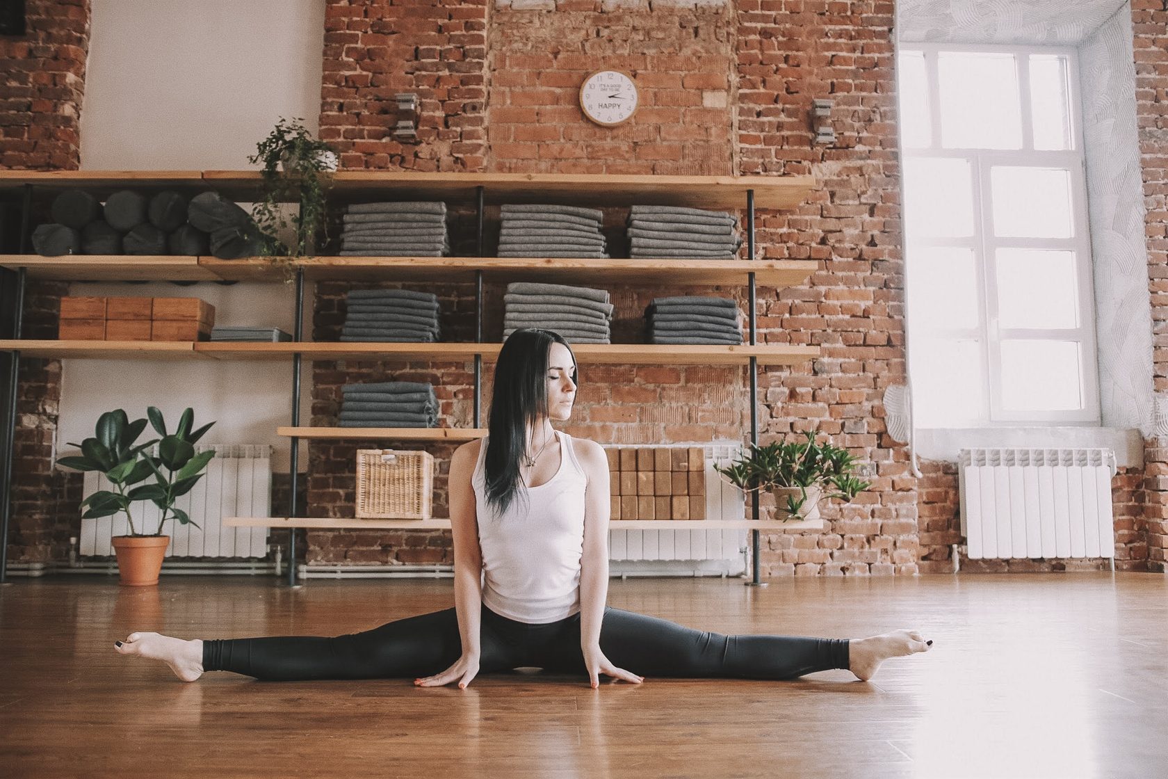 Yoga place. Йога фотосессия в студии. Открытие йога студии. Ресепшн йога. Студия йоги с красивым видом.