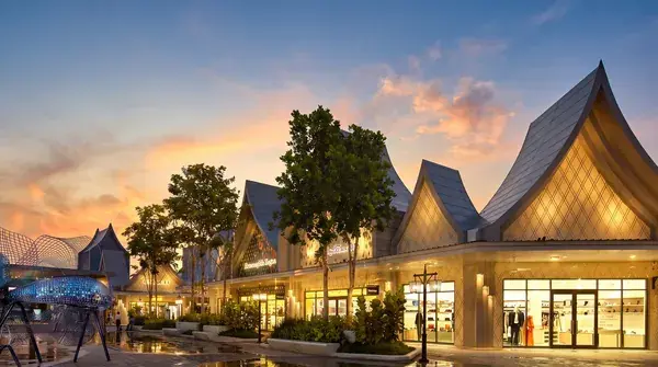 Аутлет Central Village с тайскими крышами и подсветкой на закате