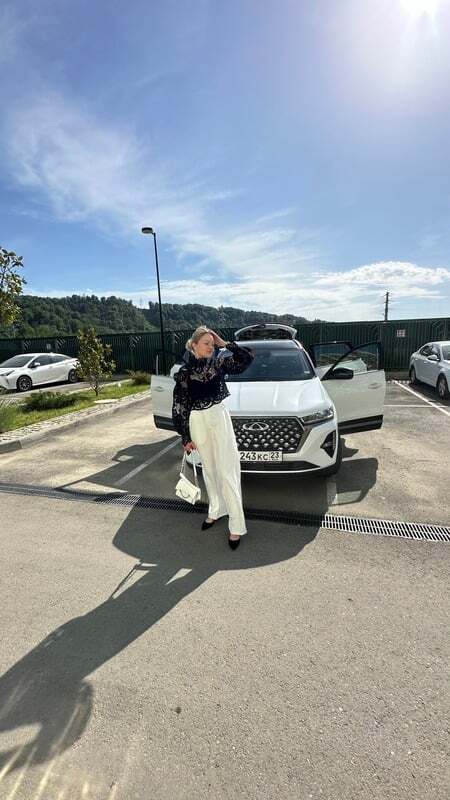 Люся Зарубежная рядом с автомобилем