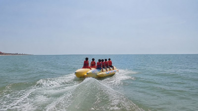 Дети на лодке-банане в Азовском море в Должанской