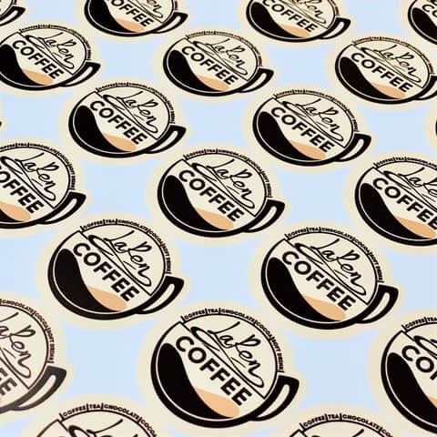 Лист с фигурными наклейками в виде кофейных чашек и надписями COFFEE