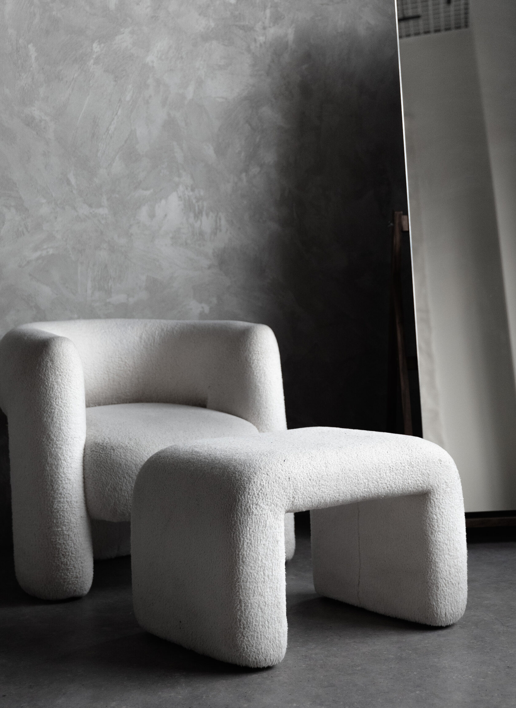 Стул с шарами на белом фоне в зале CYCLORAMA в фотостудии в Липецке