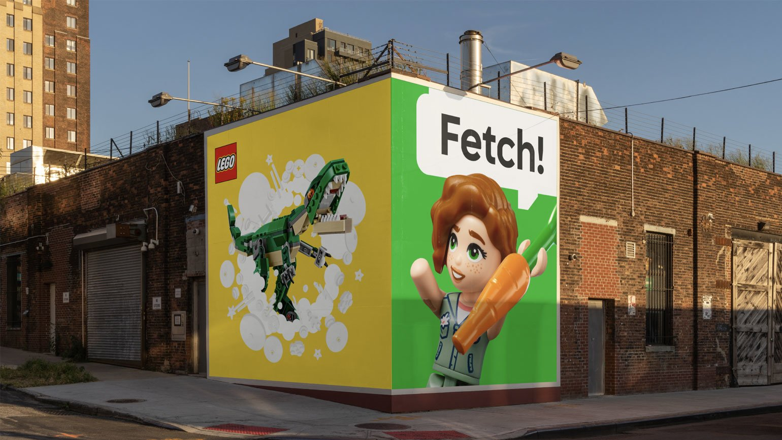 Реклама Lego на стене здания