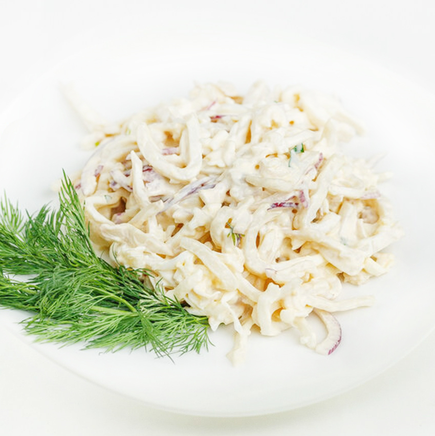 Салат из кальмаров с яйцом. Салат с кальмарами. Салат с кальмарами и яйцом. Салат с кальмаром и огурцом. Салатики с кальмарами.