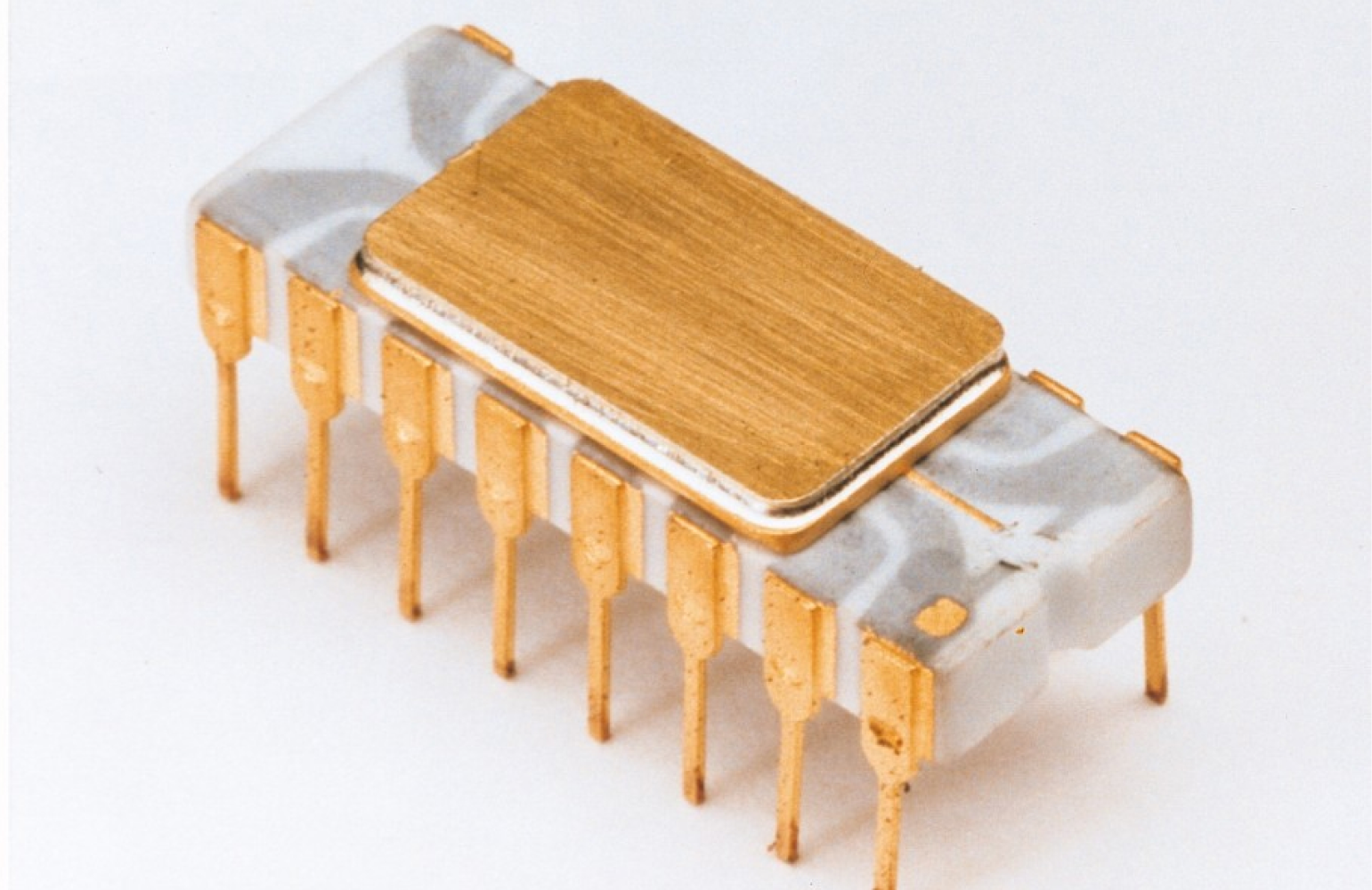 Первый интел. Микропроцессор Intel 4004. Первый микропроцессор Intel 4004. Intel 4004, однокристальный процессор. Четырехразрядный микропроцессор 4004.