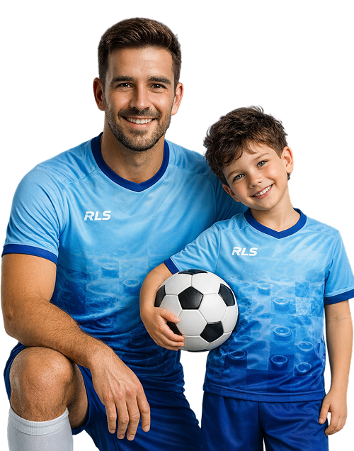 Мужчина и мальчик в одинаковой синей футбольной форме RLS, ребенок с мячом на черном фоне