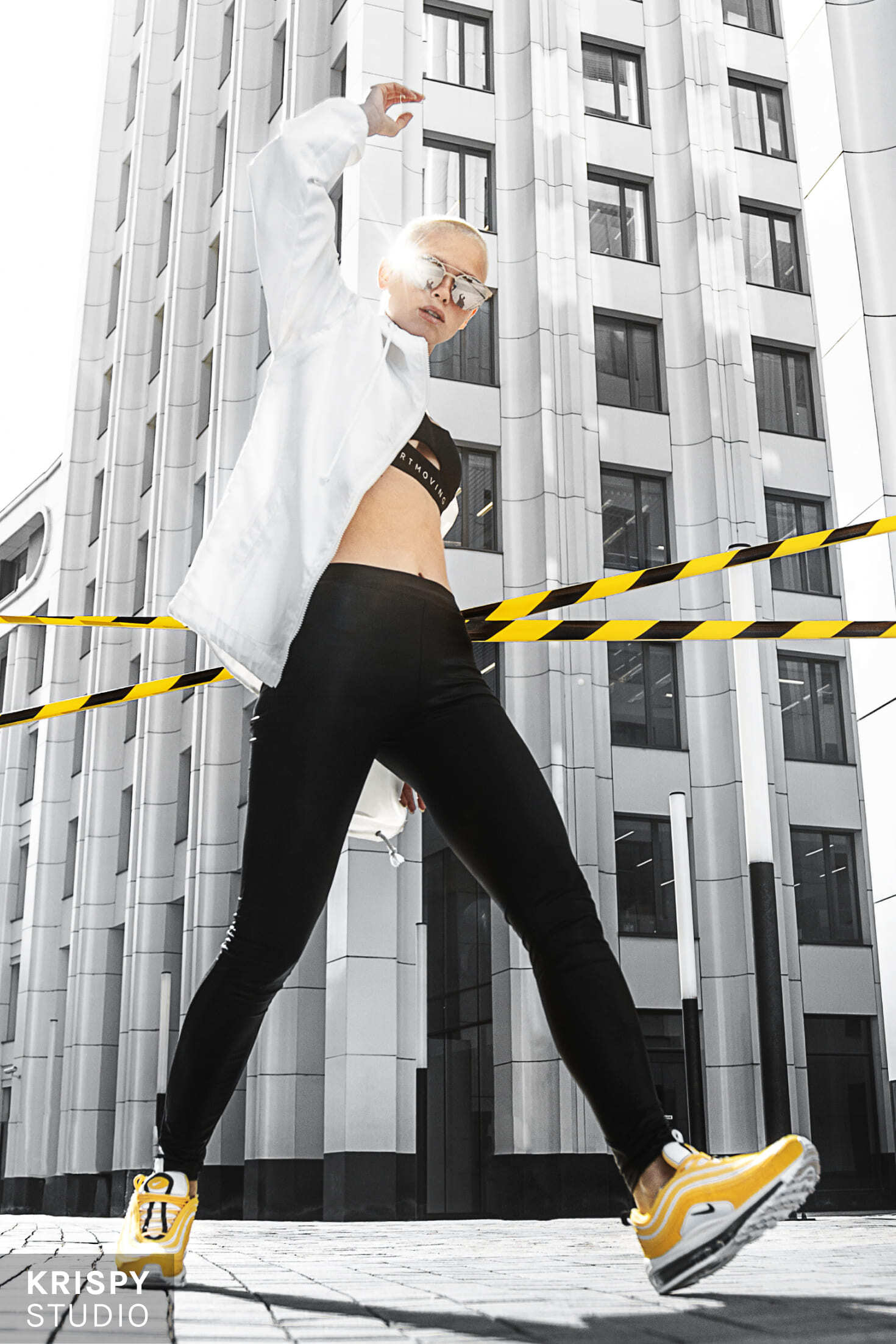 Фотосессия кроссовок Nike унисекс на фоне футуристичной архитектуры