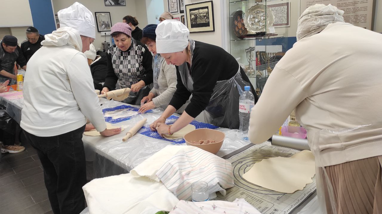 Мастер‑класс по Рейзеле — вырезанию из бумаги