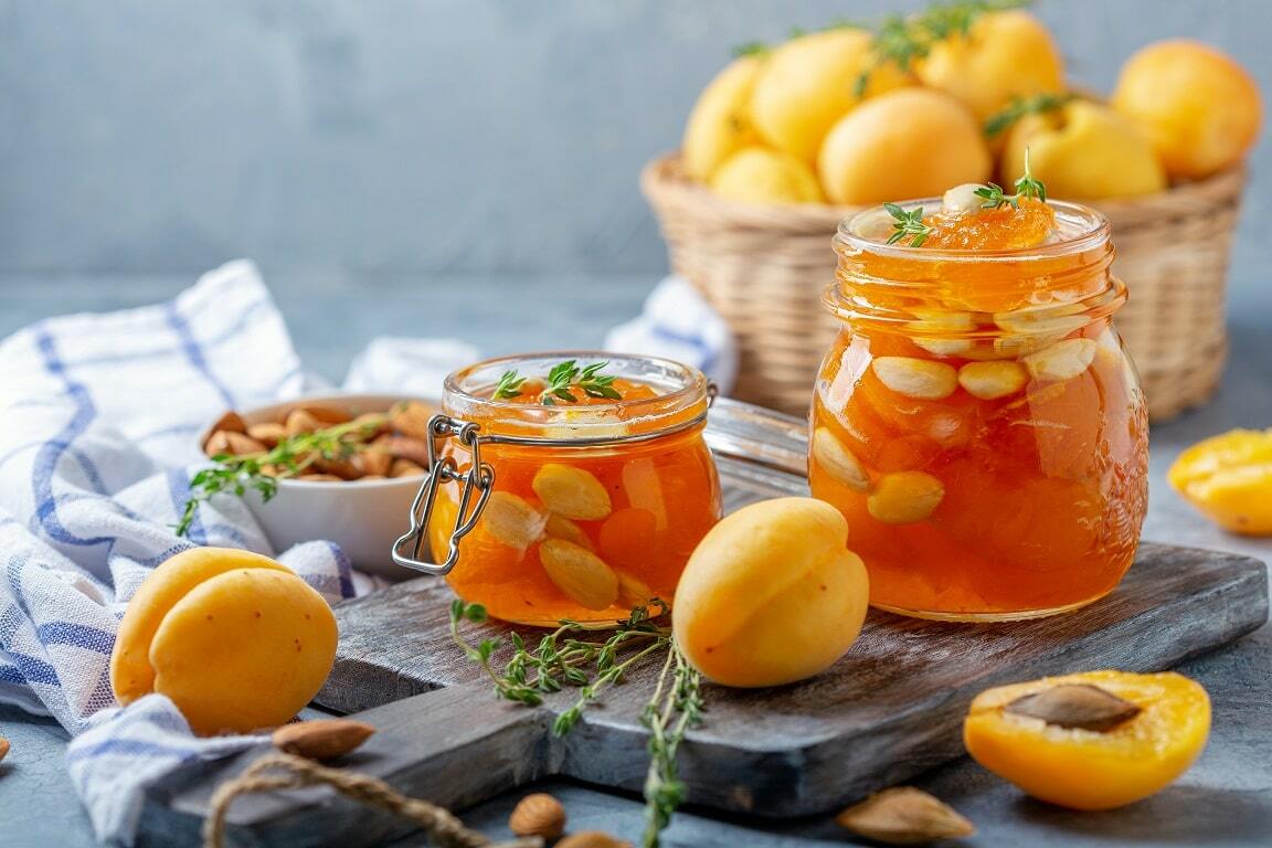 Абрикосовый конфитюр в банках