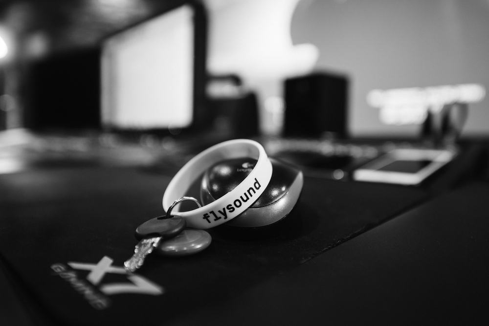 Браслет Flysound на рабочем столе студии