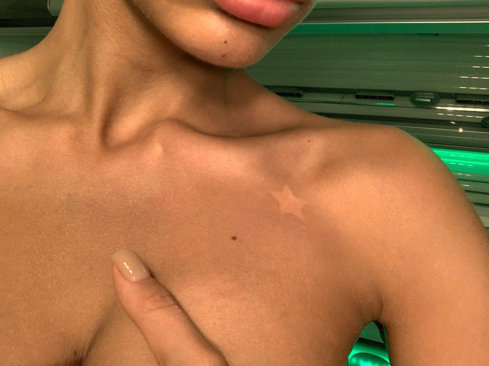 Загорелая девушка в солярии Обнинск