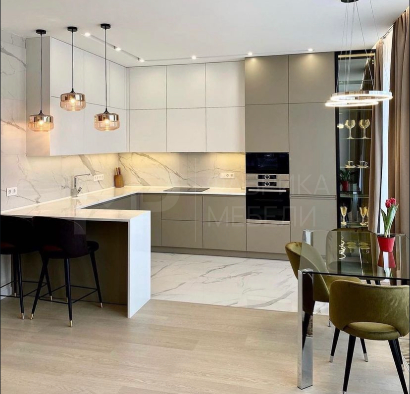 кухня с барной стойкой белая