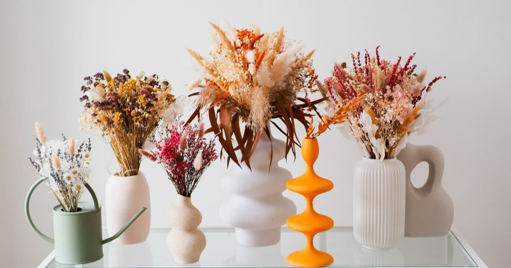 букеты из сухоцветов в вазах