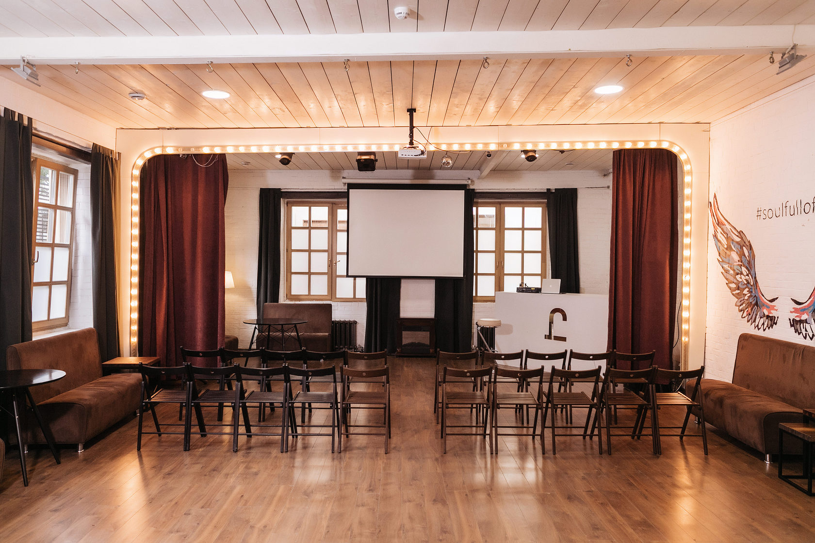 Каланчёвская улица 17с1 фотостудия. Двухэтажная аудитория. Красный квадрат телекомпания офис. Каланчёвский тупик 3-5с2. Каланчевская улица 17 photoplay.