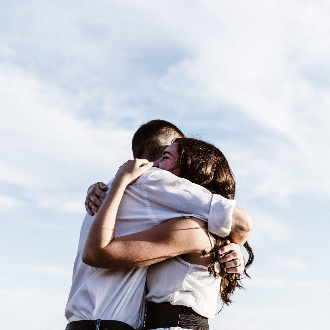 люди обнимаются. как любовь стала отношениями. мужчина рядом. внебрачные отношения. одинаковые парень и девушка.