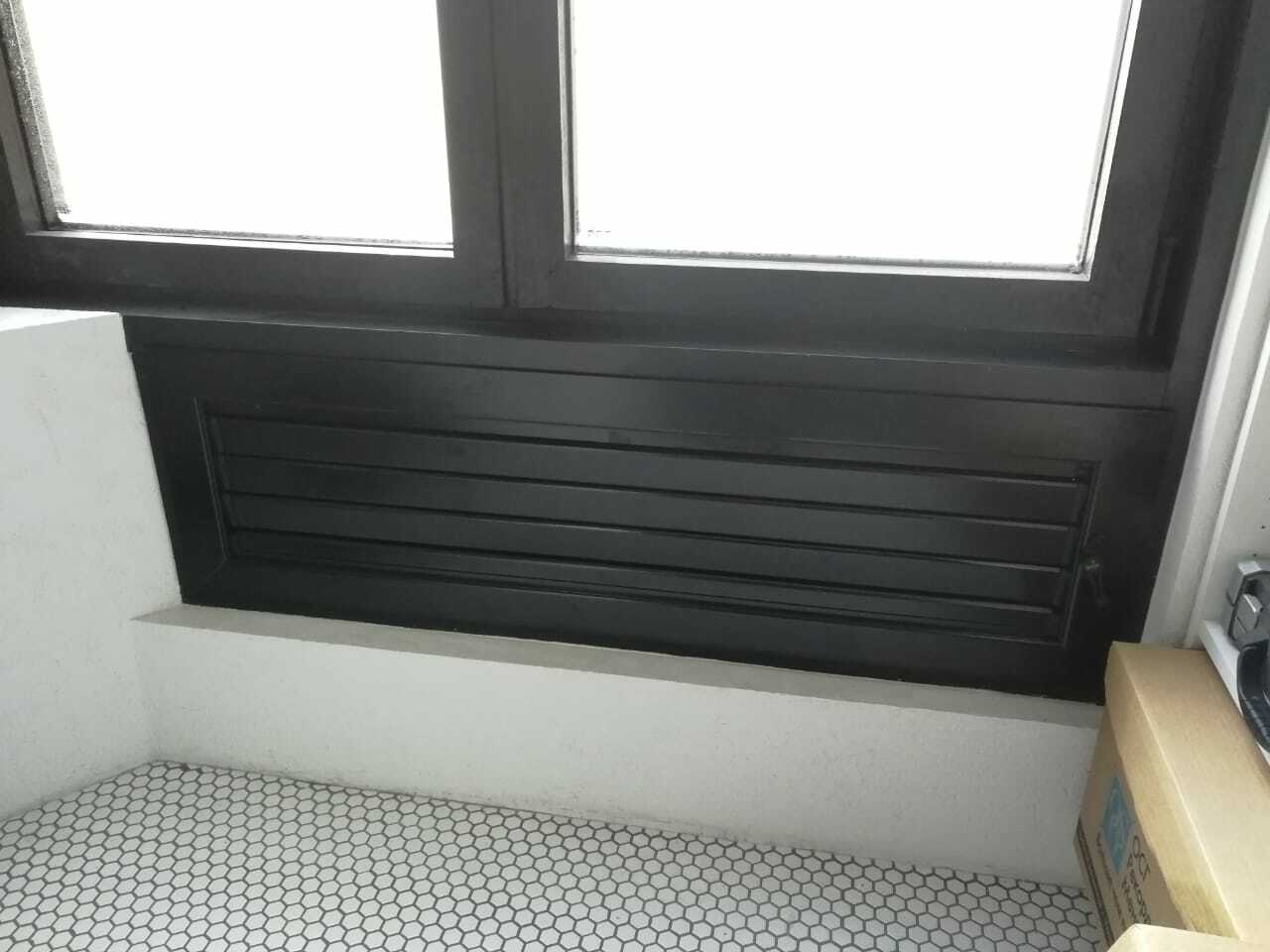 Вентиляционную решетку на балконе от застройщика можно заменить на вентставни