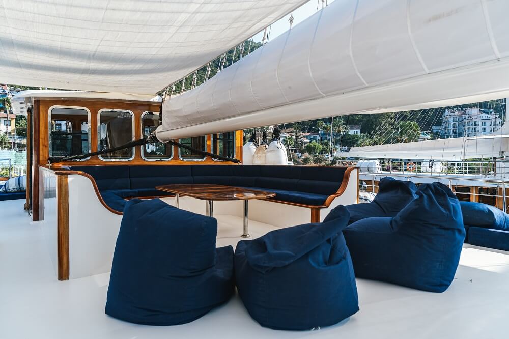 зона отдыха на палубе