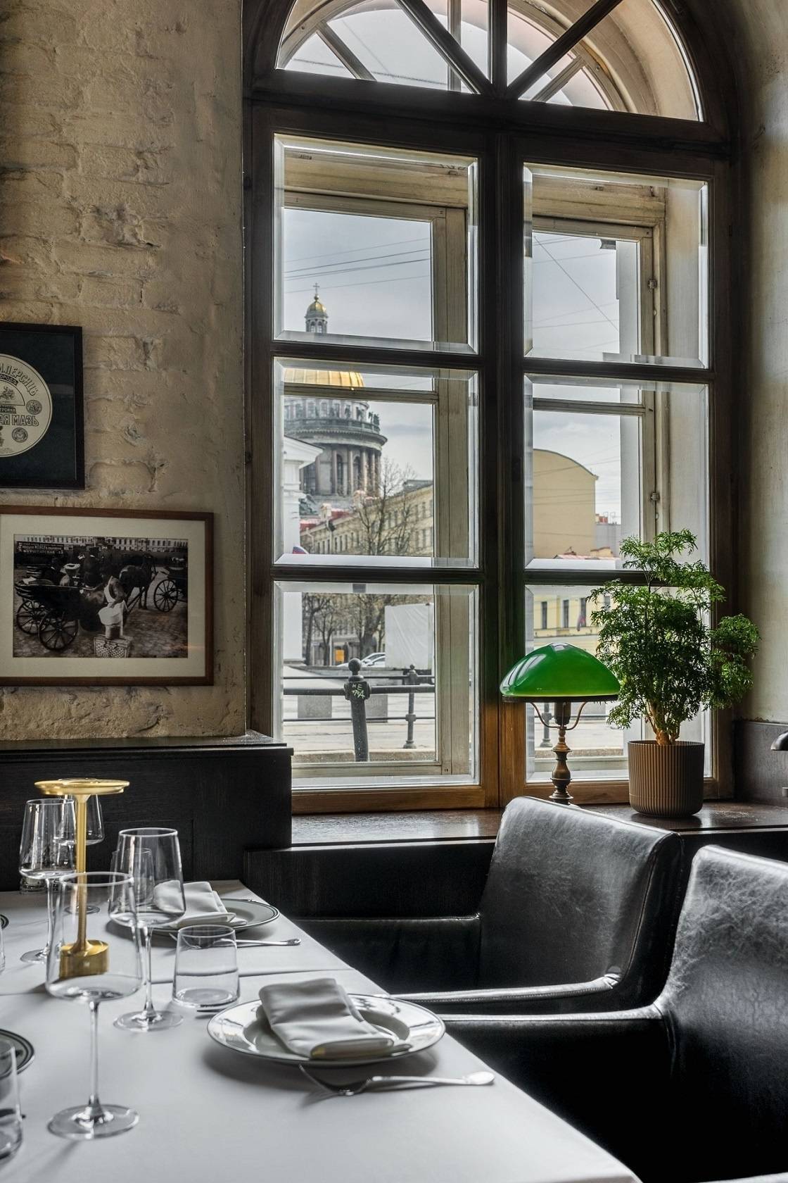 Вид на Исаакиевский собор из ресторана Stroganoff Steak House.