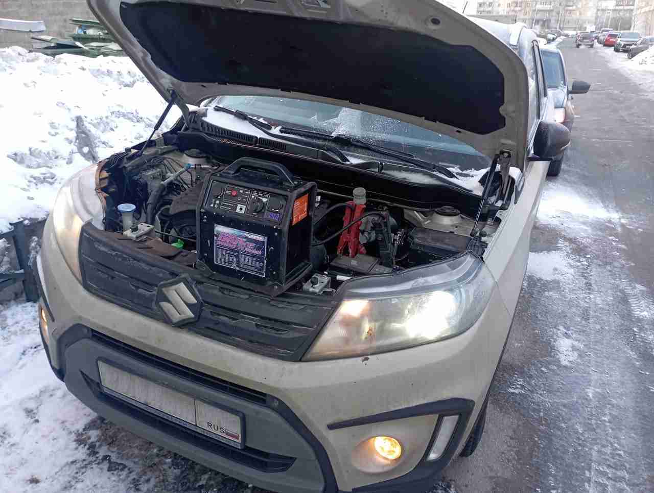 Запустили двигатель, прикурили аккумулятор, Suzuki на Витебском проспекте в Московском районе Санкт-Петербурга