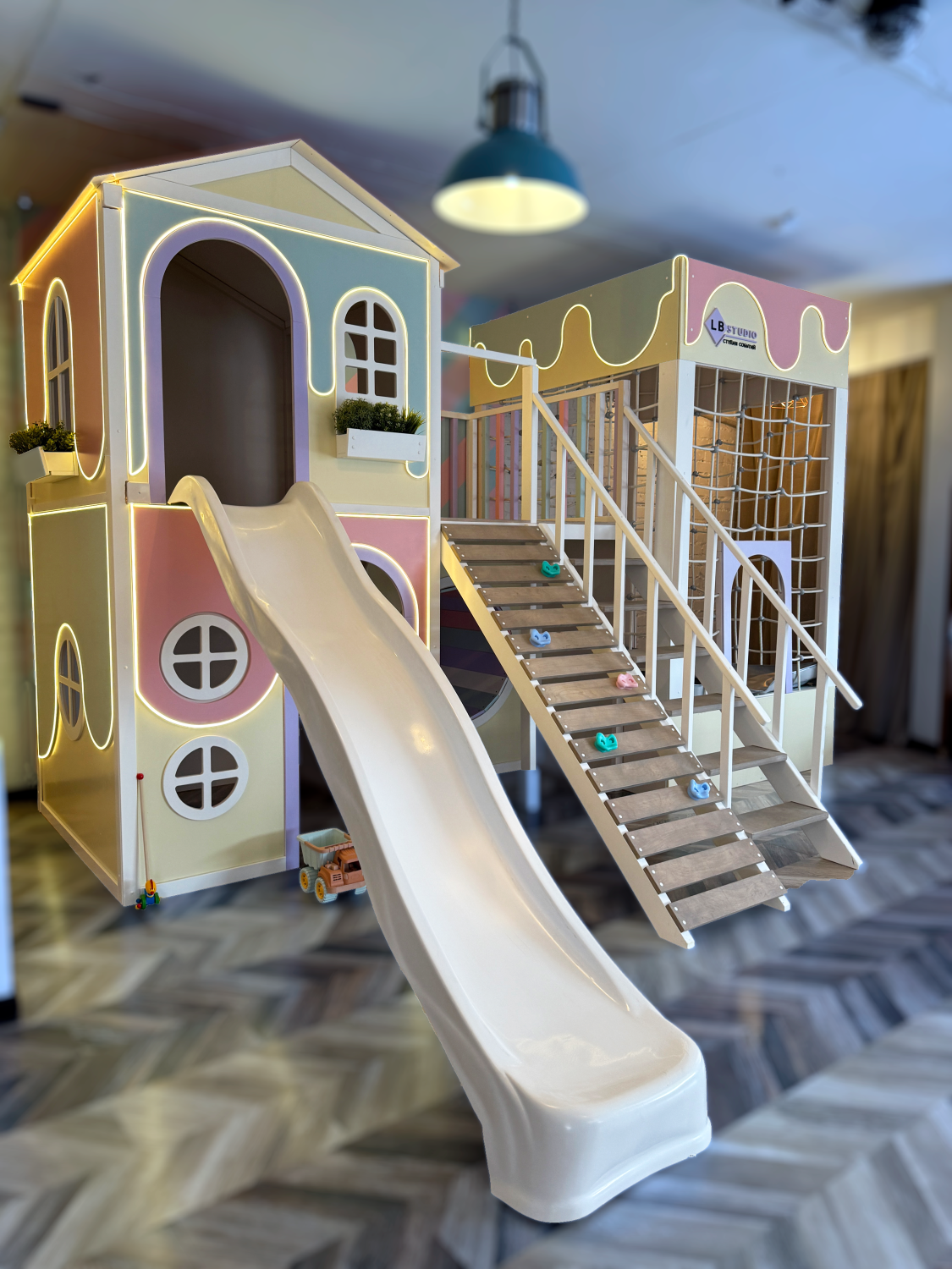 Детский игровой домик в мастерской “Твой Детский Домик”. Дерево и безопасные краски для домика на улицу