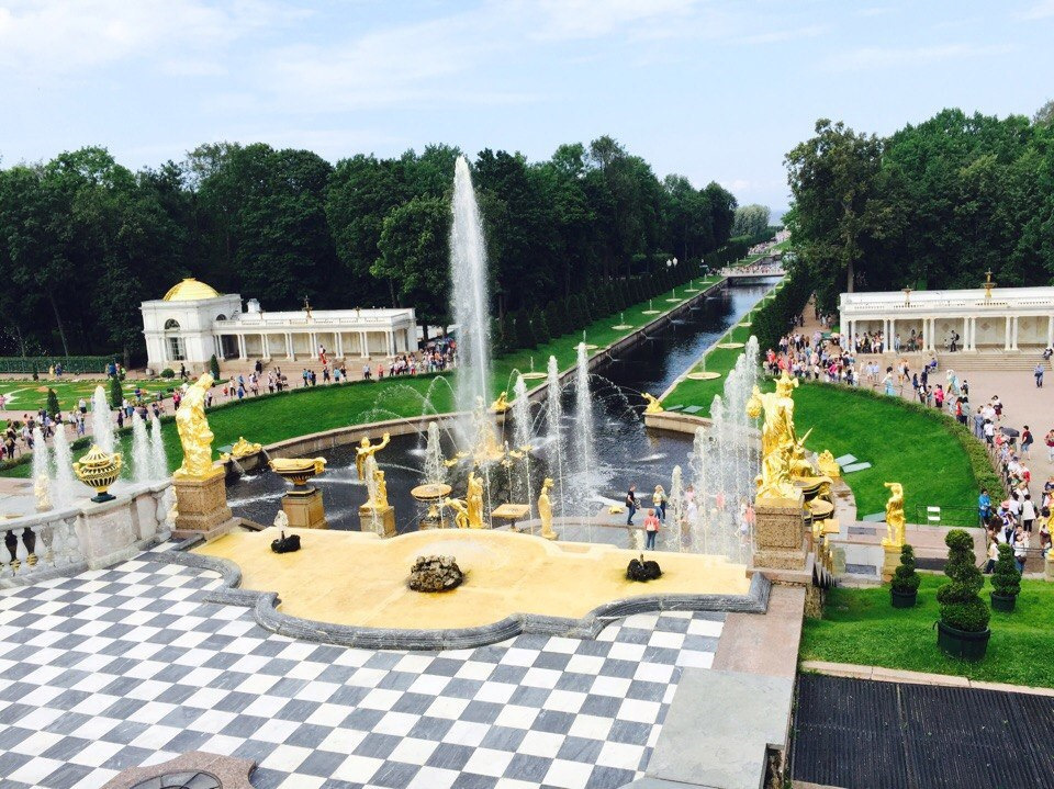 Посещение парков в петербурге. Экспозиция Нижний парк в Петергофе. Территория Петергофского парка с дворцами. Фото Петергофа с зеленой зоной.