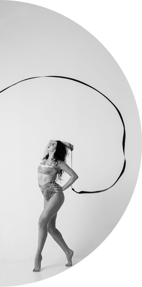 Тренер демонстрирует поперечный шпагат на коврике