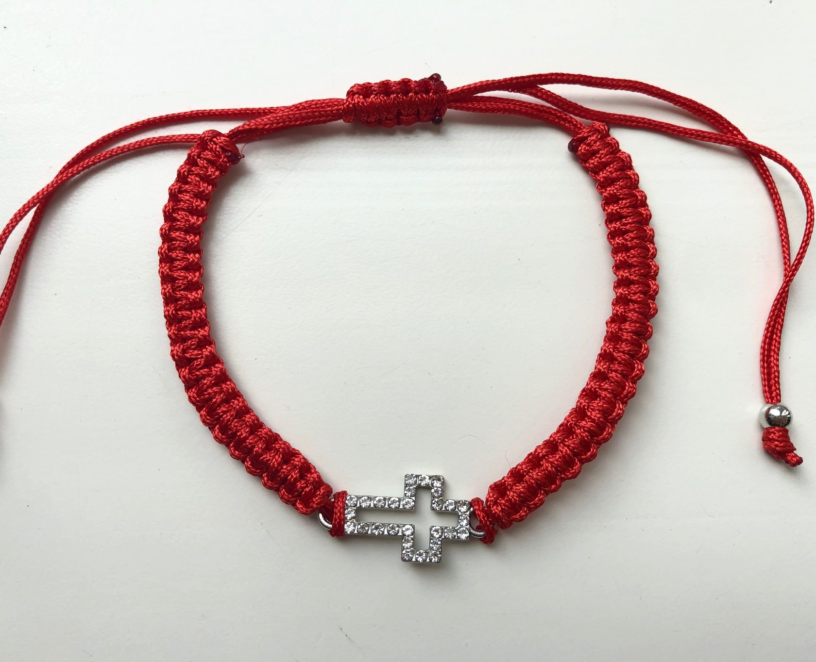 Красный браслет из ниток