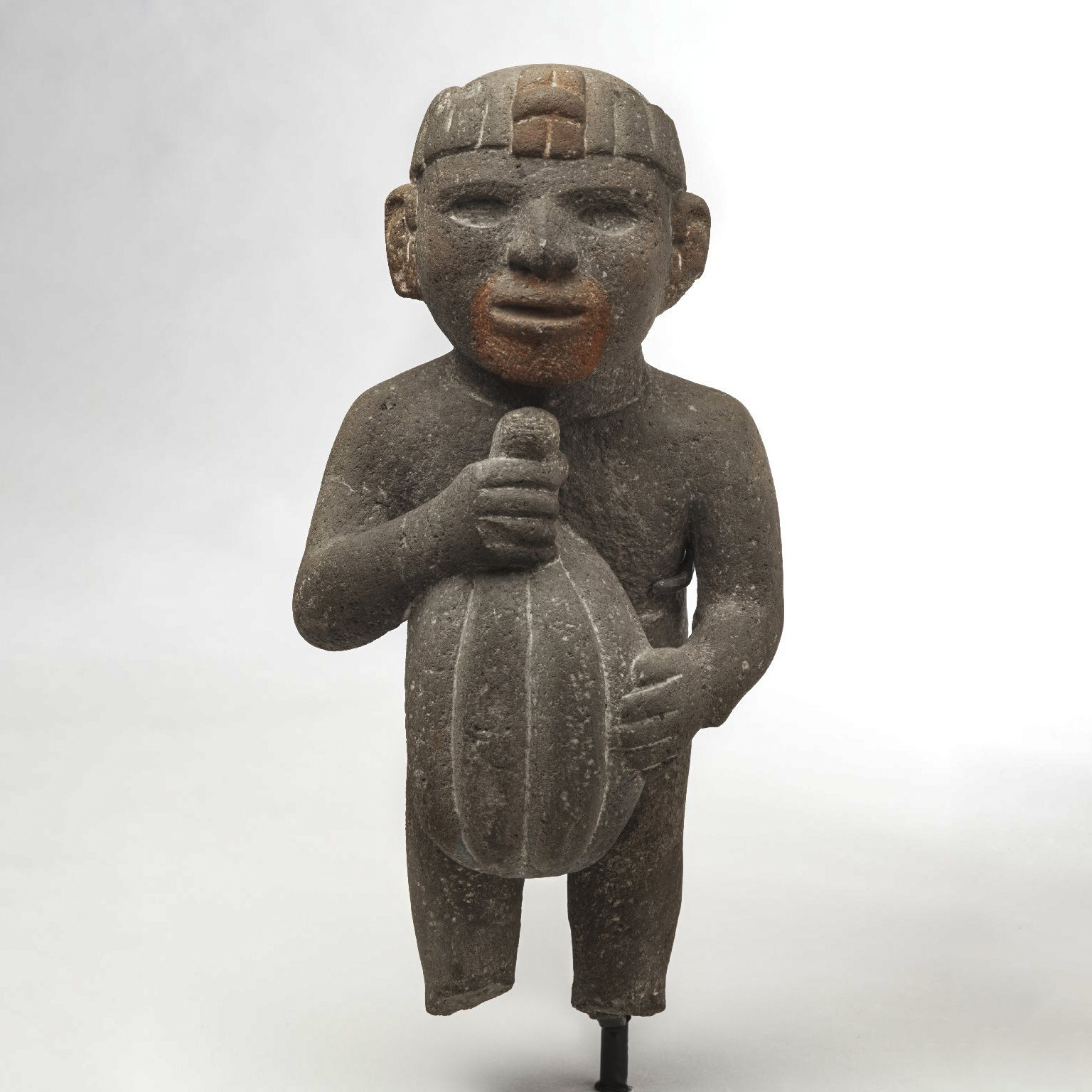 Скульптура, изображающая мужчину с плодом какао в руках. Ацтеки, 1440-1521 гг. н.э. Коллекция Brooklyn Museum.