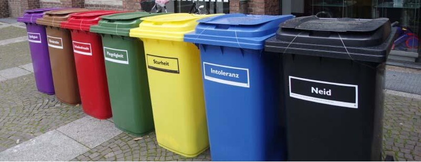 Разноцветные мусорные контейнеры для сортировки отходов в Германии.