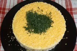 Приготовление салата «Дамский каприз» с курицей и ананасом слоями: шаг 14