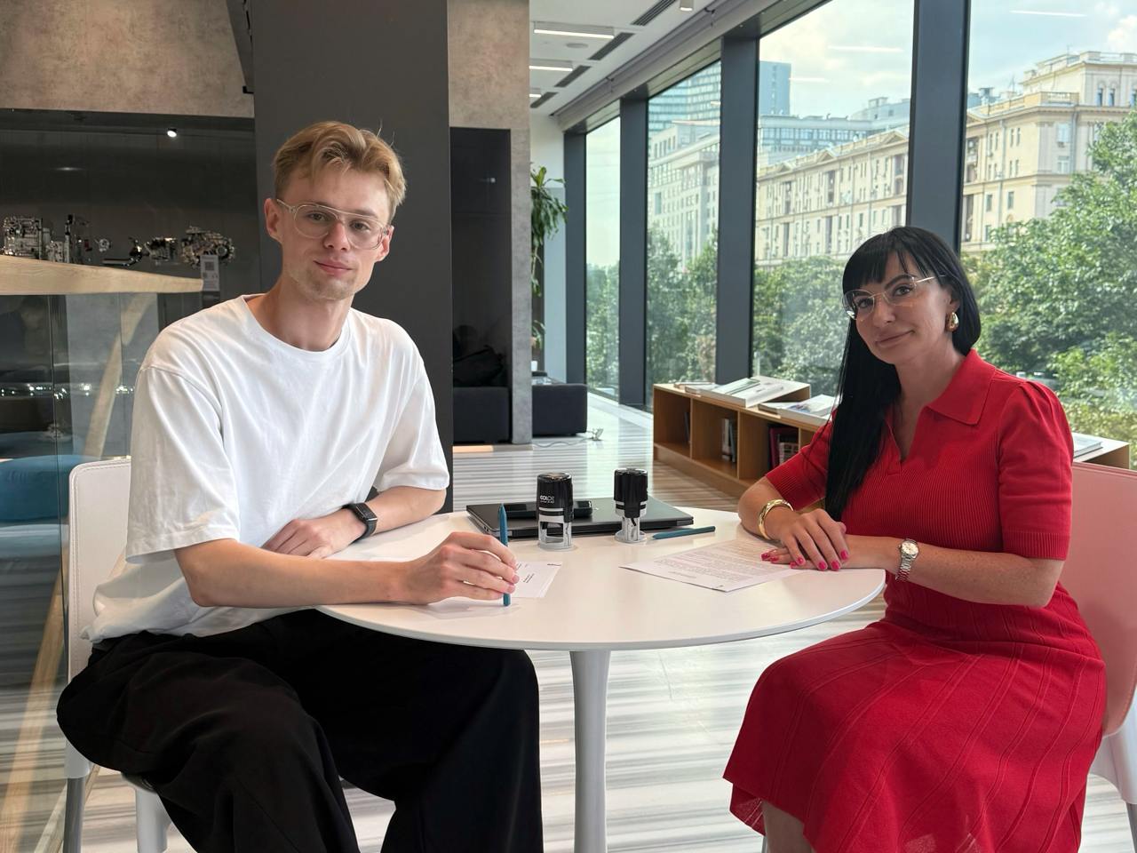 Подписание соглашения о сотрудничестве между Turumi Travel и АИККМП (слева генеральный директор TT – Якимов Лев, справа председатель АИККМП – Зиновьева Евгения)