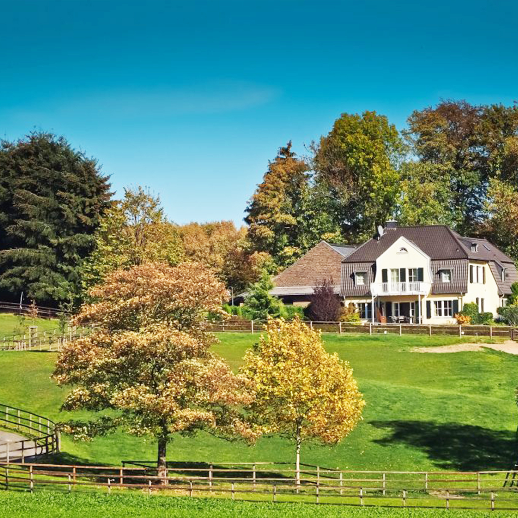 Домашняя страна. Идиллический. Morning Landscape in the Country House. Property rural Fenced. Country building.