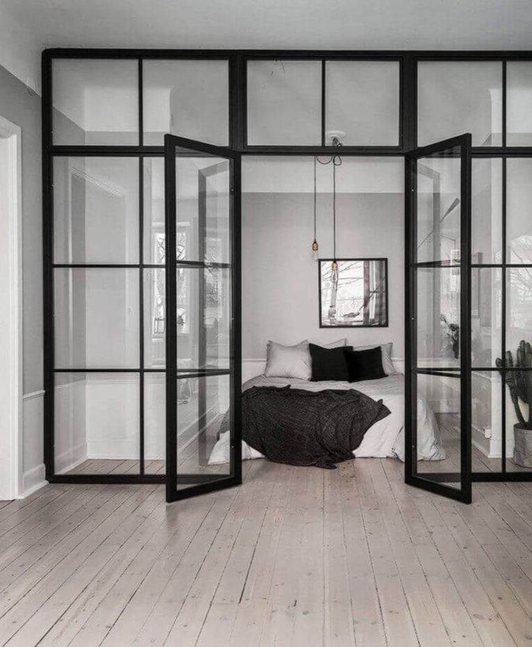 Стеклянные перегородки для зонирования фото