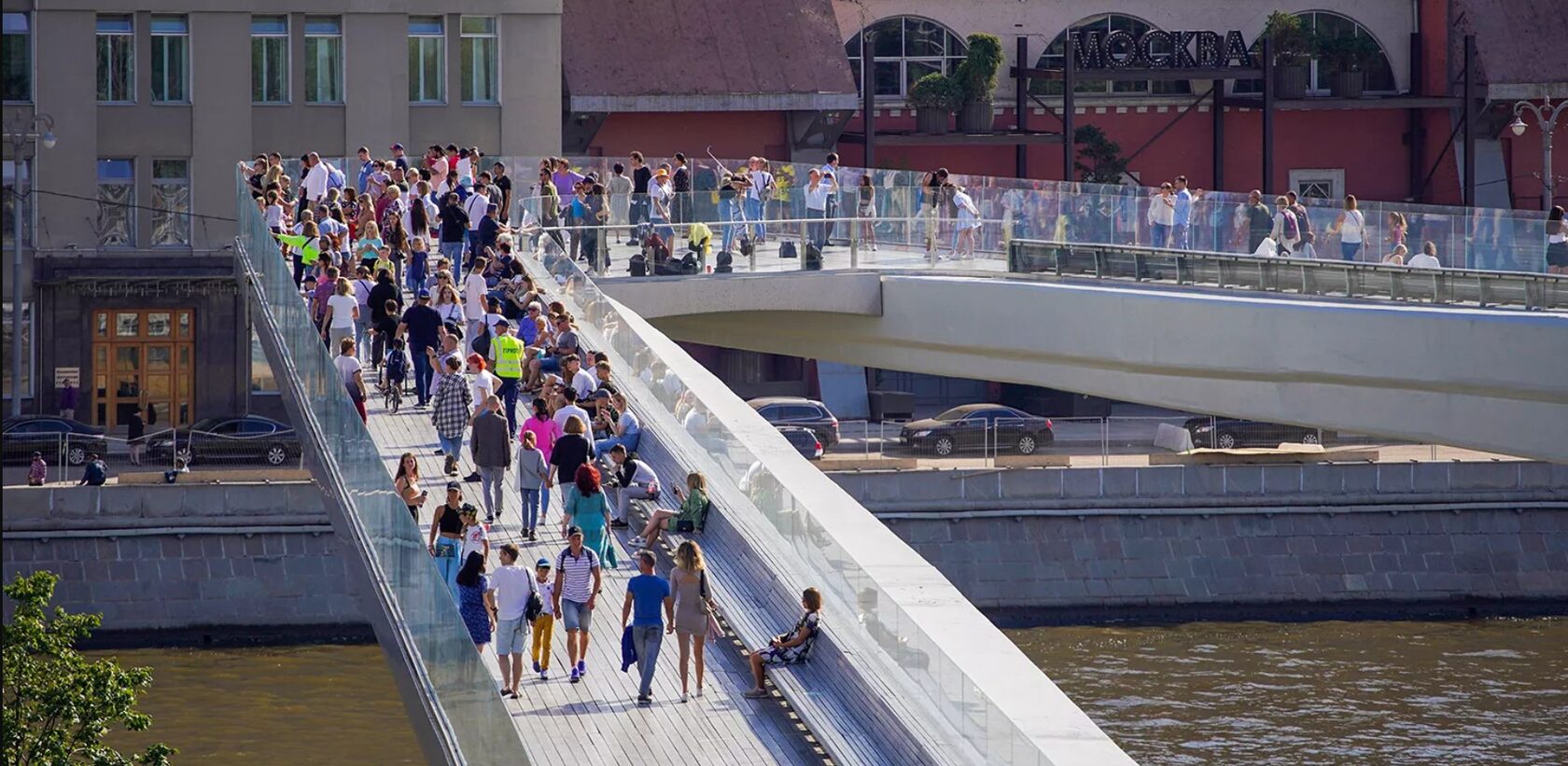 Прогулки по реке от парка зарядье. Парк Зарядье мост. Парк Зарядье стеклянный мост. Парк Зарядье в Москве парящий мост. Пару звпядье парящий мост.