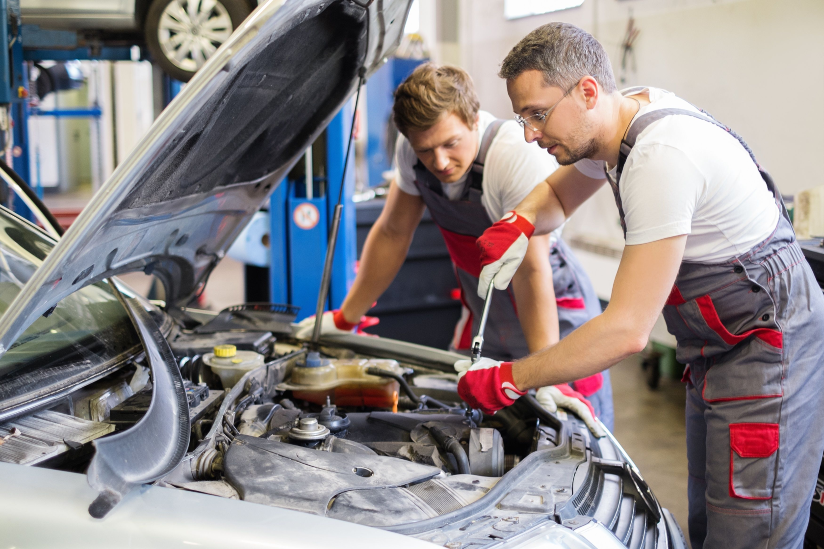 Automatic repair. Техобслуживание авто. Автомобиль в сервисе. Авто в автосервисе. Автомеханик чинит машину.