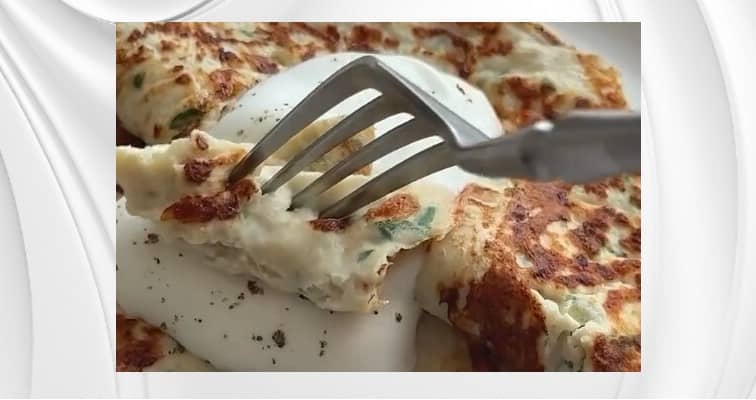 Приготовление куриных блинчиков с сыром и зеленью на сковороде: шаг 6