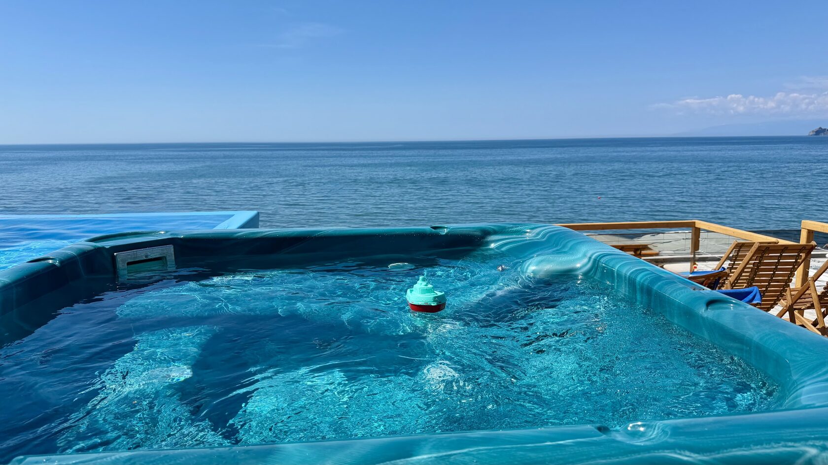 Spa jacuzzi edge with sea view and mountains