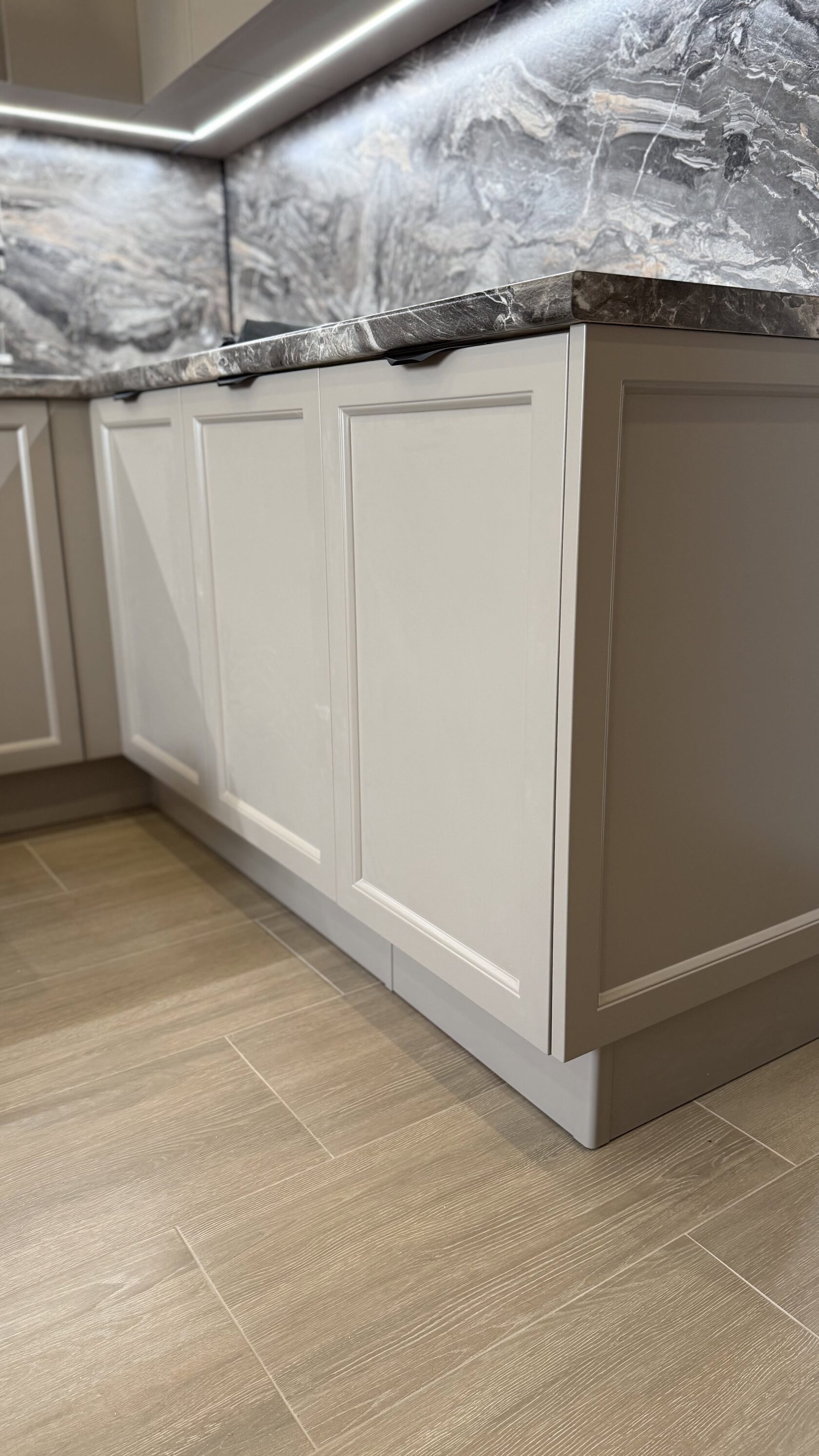 Кухня с мраморным фартуком и столешницей единым полотном, Краснодар