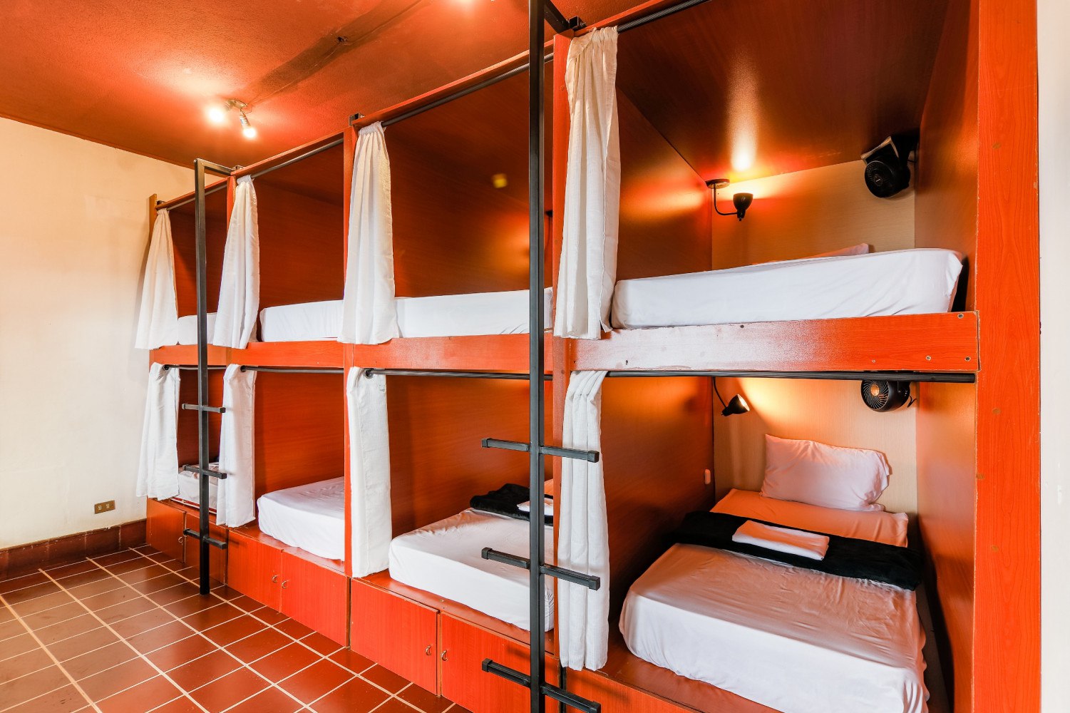 Оборудование общежития. Капсульный хостел МСК. Двухъярусные кровати для хостелов. Капсульные кровати для хостела. Капсулы для хостела.