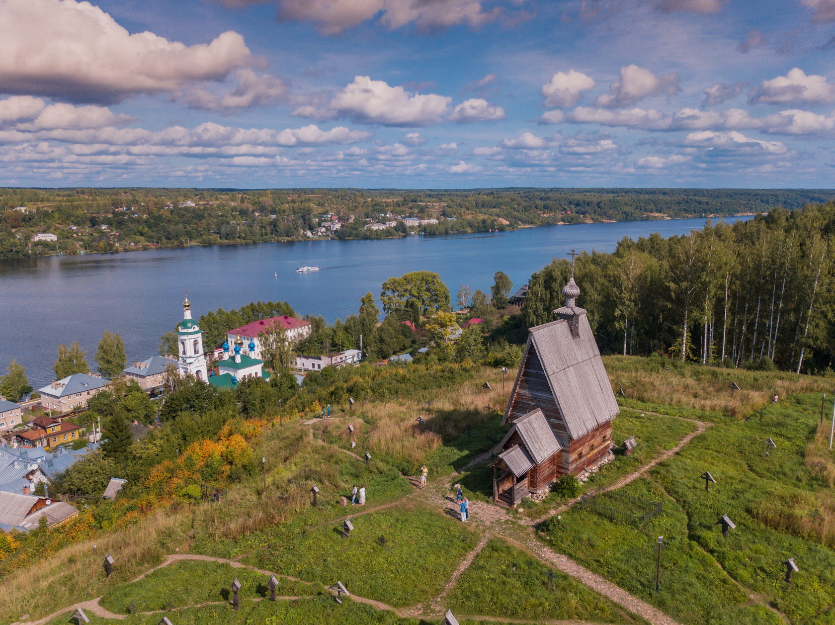 Деревня рядом с плесом