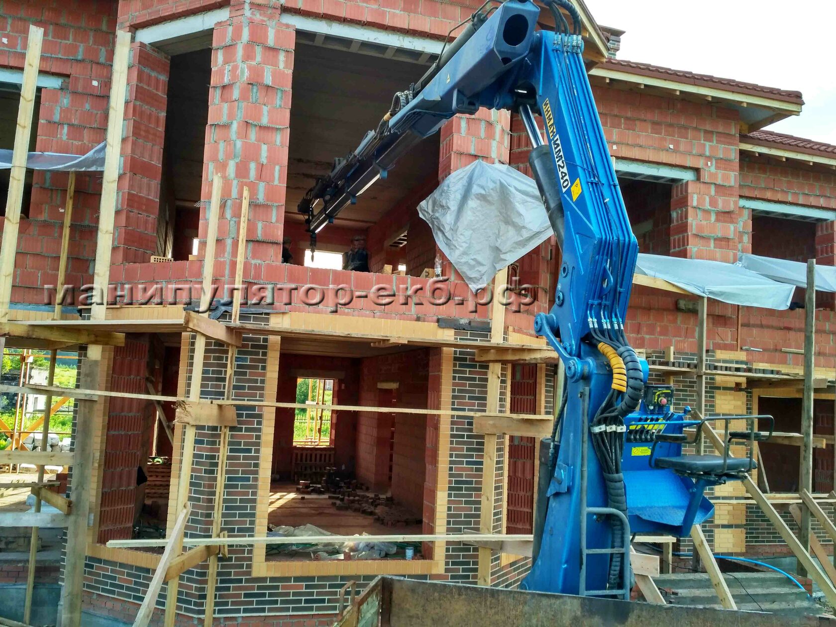 Подача груза в проём манипулятором на заднем свесе