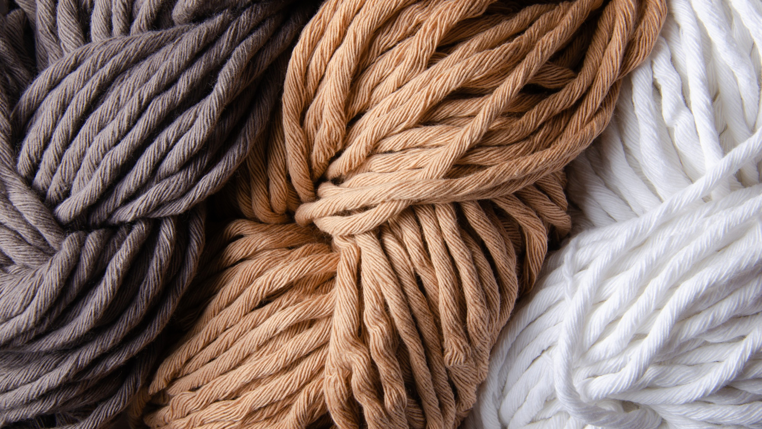 Вязаные тапочки из рафии