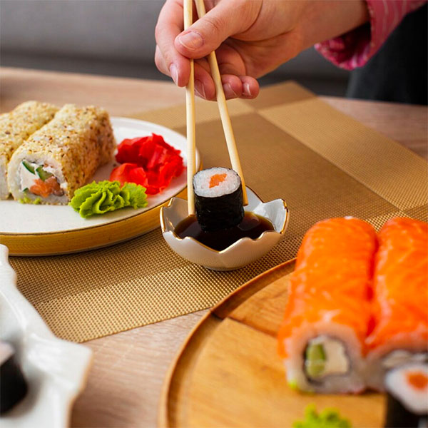Как правильно мокать суши в соевый соус