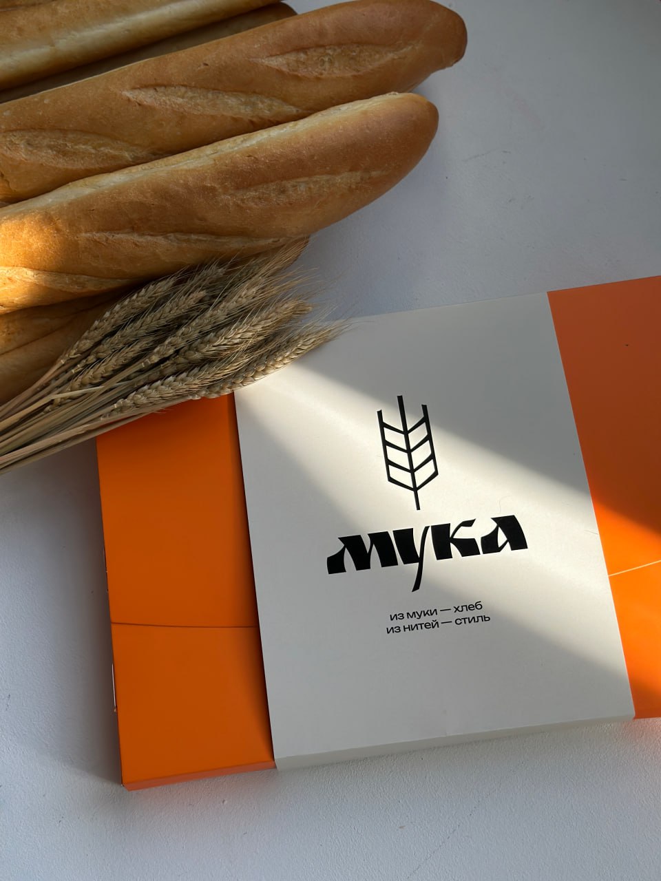 Фирменная подарочная упаковка бренда МУКА – стильное оформление для футболки Хабаровск. Идеальный вариант для подарка на любой праздник.