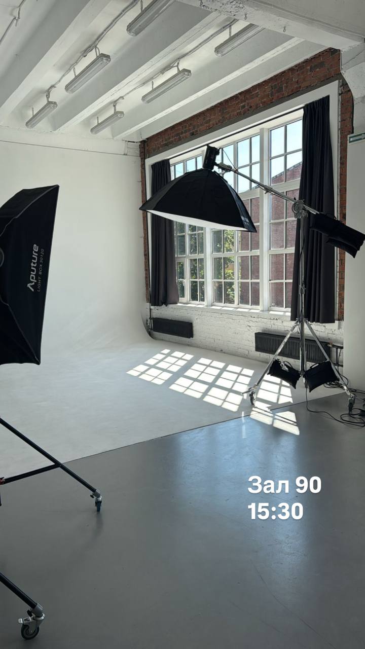 Профессиональное освещение в действии - софтбоксы, световые стойки и рабочее пространство