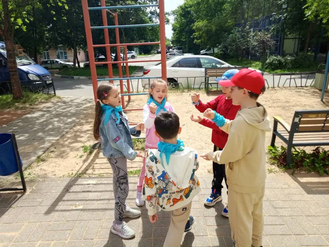 Дети общаются и играют вместе на свежем воздухе