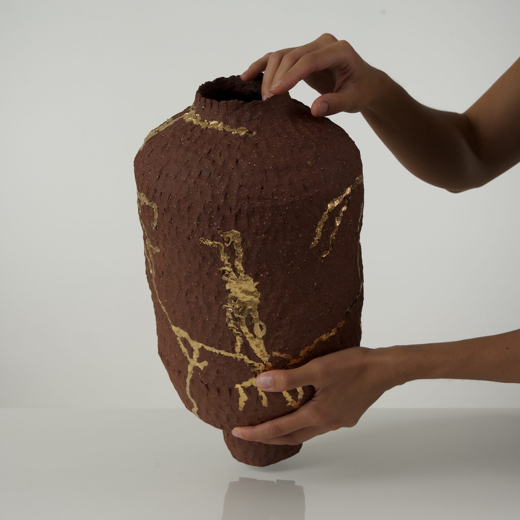 коричневая ваза ручной работы с элементами золота для интерьера