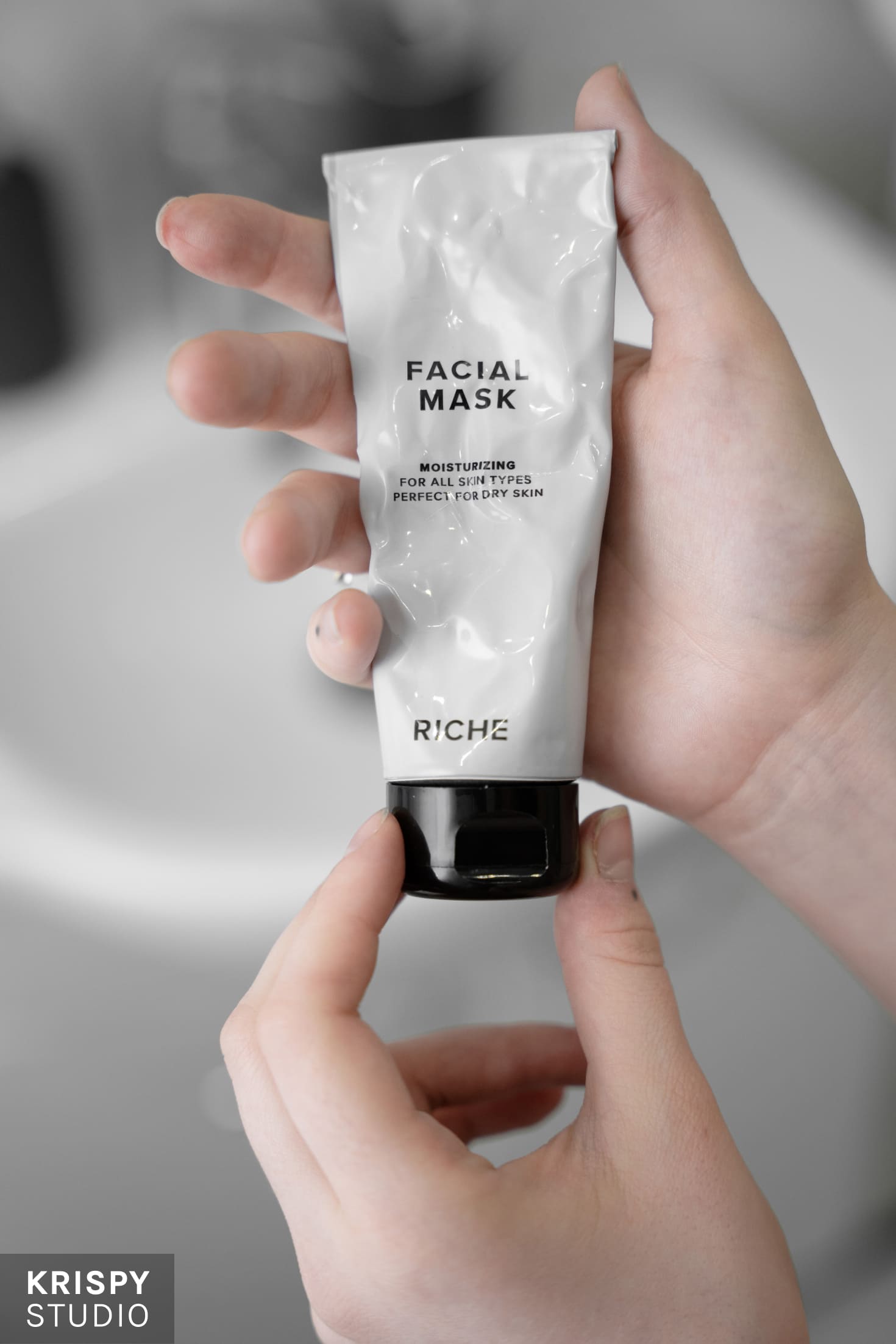 Уход за кожей с косметической маской от Riche на фоне студии